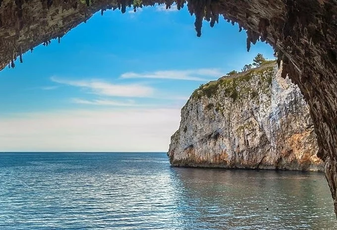 prospettiva del mare dalla grotta zinzulusa in salento