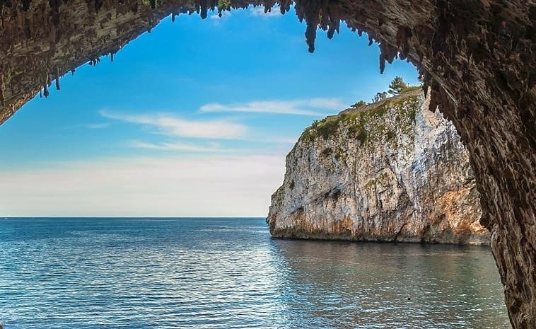 prospettiva del mare dalla grotta zinzulusa in salento