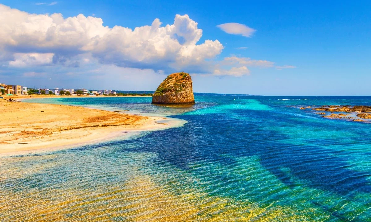 Veduta panormaica della spiaggia di marina di torre pali in salento
