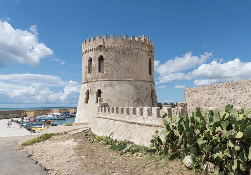 Visuale della torre del porto nella marina di torre vado nel salento