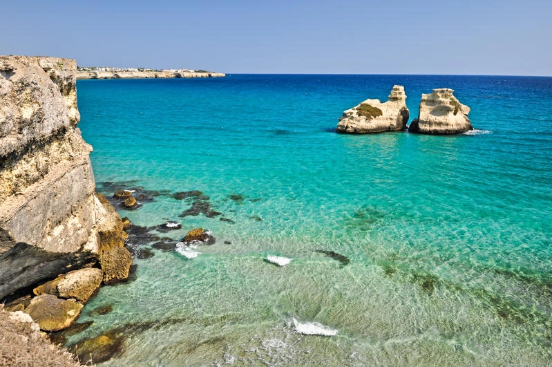 visuale aerea del mare di torre dell'orso in salento